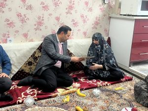 حضور مدیرکل صمت البرز در منزل شهید دفاع مقدس حسین میرزایی همزمان با دهه مبارک فجر